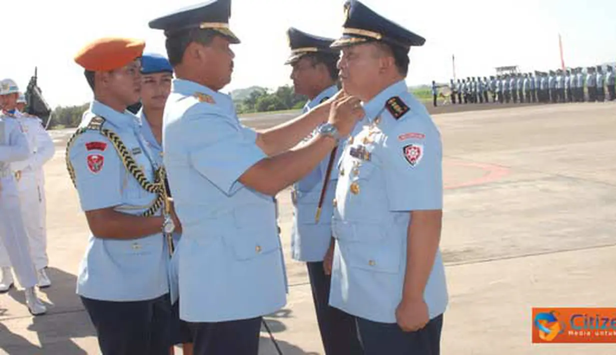 Citizen6, Subang: Panglima Komando Operasi TNI AU (Pangkoopsau I), Marsekal Muda TNI Dede Rusamsi, mengganti Kol. Pnb. Irwan Is. Dunggio S.Sos, kepada Kol Pnb Heraldy Dumex Dharma S.AP., Msi., sebagai komandan baru, Sabtu (23/4). (Pengirim: Dodo)