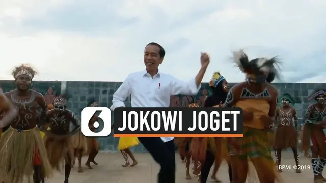 Jokowi dan Iriana serta jajaran pejabat negara ramai-ramai berjoget seka di Kaimana, Papua Barat. Jokowi dan Iriana nampak menikmati menari dengan warga sekitar.