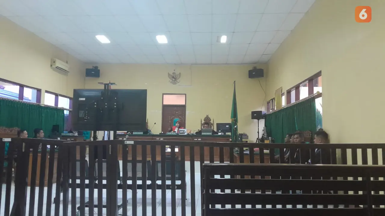 Jaksa Penuntut Umum Kejari Wajo membacakan tuntutan kepada terdakwa perkara dugaan penggelapan hasil bisnis rokok merek X5 yang diduga ilegal (Liputan6.com/Eka Hakim)