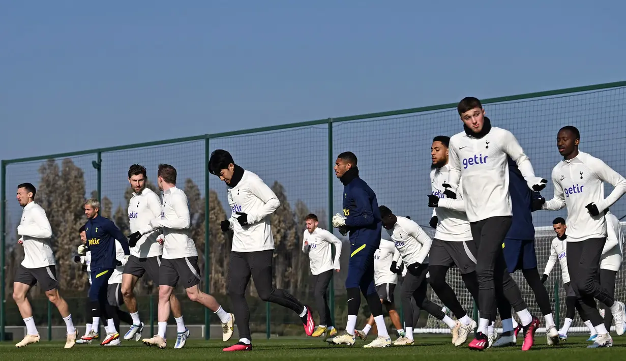 Para pemain Tottenham Hotspur mengikuti sesi latihan tim di Tottenham Hotspur Football Club Training Ground di London, Senin (13/2/2023). Tottenham Hotspur akan bertamu ke kandang AC Milan pada leg pertama babak 16 besar Liga Champions 2022/2023, Rabu, 15 Februari 2023 dinihari WIB. (Ben Stansall / AFP)