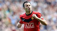 Pemain senior MU Ryan Giggs merayakan golnya ke gawang Tottenham Hotspur pada laga Liga Premier di Old Trafford, 24 April 2010. AFP PHOTO/PAUL ELLIS