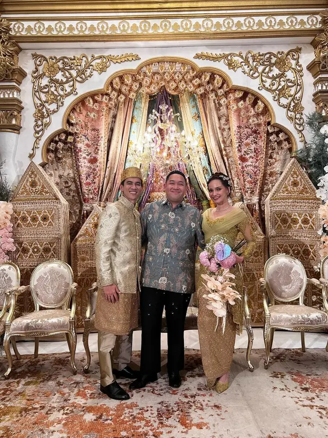 Nuansa Mewah di Busana Pengantin Kedua Enzy Storia dan Maulana Kasetra