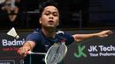 Pebulu tangkis tunggal putra Indonesia, Anthony Sinisuka Ginting berusaha mengembalikan bola di depan net saat menghadapi wakil Denmark, Anders Antonsen pada laga final Singapore Open 2023 di Singapore Indoor Stadium, Singapura, Minggu (11/6/2023). Anthony Ginting sukses menjadi juara setelah menang dua game langsung 21-16, 21-13. (AFP/Roslan Rahman)
