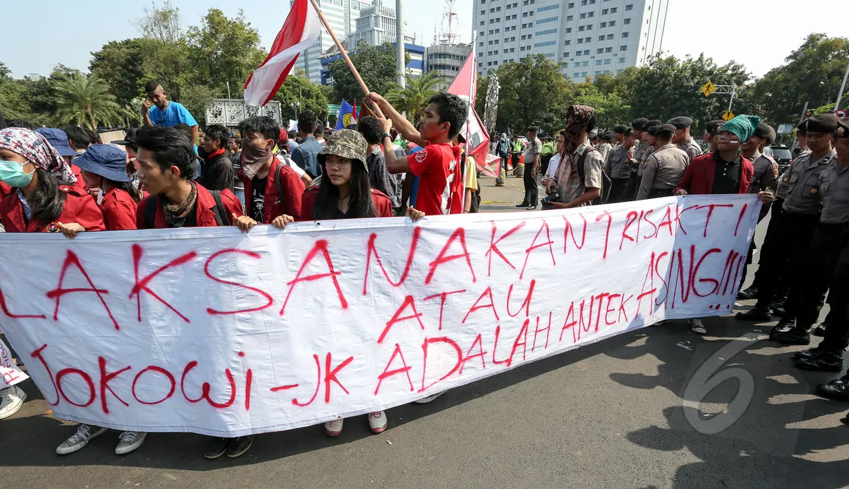 Mahasiswa membentangkan spanduk disela aksi unjuk rasa yang digelar di depan Istana Merdeka, Jakarta, Rabu (20/5/2015). Aksi ini dalam rangka memperingati Hari Kebangkitan Nasional (Harkitnas). (Liputan6.com/Faizal Fanani) 