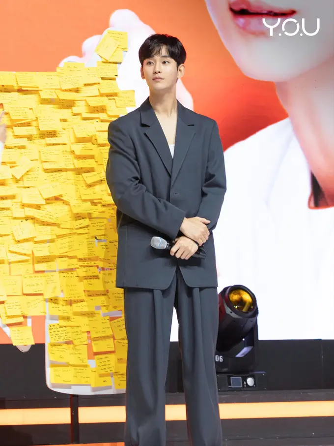 Gaya Effortless dan Wajah Mulus Kim Soo Hyun Sukses Bikin Fans di Jakarta Menjerit