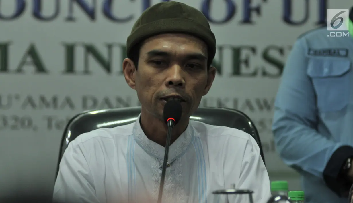 Ustaz Abdul Somad memberi keterangan pers usai pertemuan di Kantor MUI, Jakarta, Rabu (21/8/2019). Ustaz Abdul Somad diundang MUI untuk klarifikasi atau tabayyun video ceramahnya yang viral karena dianggap menghina salah satu agama. (merdeka.com/Iqbal S. Nugroho)