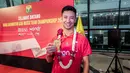 Pemain bulu tangkis Indonesia, Dejan Ferdiansyah berpose dengan memegang medali kemenangan Badminton Asia Mixed Team Championships saat acara penyambutan di Terminal 3 Bandara Soekarno Hatta, Tangerang, Senin (17/02/2025). (Bola.com/Bagaskara Lazuardi)