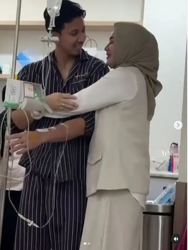 6 Potret Elma Theana Jenguk Sonny Septian di RS, Menangis Peluk Sang Adik