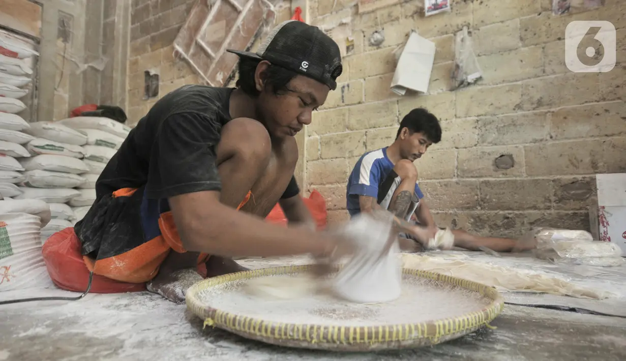 Pekerja menyelesaikan produksi kulit lumpia di rumah industri Rusun Griya Tipar Cakung, Jakarta, Kamis (28/11/2019). Pemerintah melalui Kementerian Koperasi dan UKM terus mendongkrak UMKM dengan menyediakan Kredit Usaha Rakyat (KUR) berbunga cukup rendah, yakni 6 persen. (merdeka.com/Iqbal Nugroho)