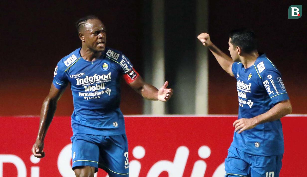 Selebrasi pemain Persib Bandung, Victor Igbonefo (kiri) usai mencetak gol pertama timnya ke gawang PS Sleman dalam laga leg pertama semifinal Piala Menpora 2021 di Stadion Maguwoharjo, Sleman, Jumat (16/4/2021). Persib menang 2-1 atas PS Sleman. (Bola.com/Ikhwan Yanuar)