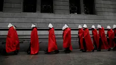 Aktivis yang mendukung dekriminalisasi aborsi berjalan di luar Kongres, Buenos Aires, Argentina, Rabu (25/7). Para aktivis mengenakan jubah merah dan topi putih seperti tokoh dalam serial televisi 'The Handmaid's Tale'. (AP Photo/Natacha Pisarenko)