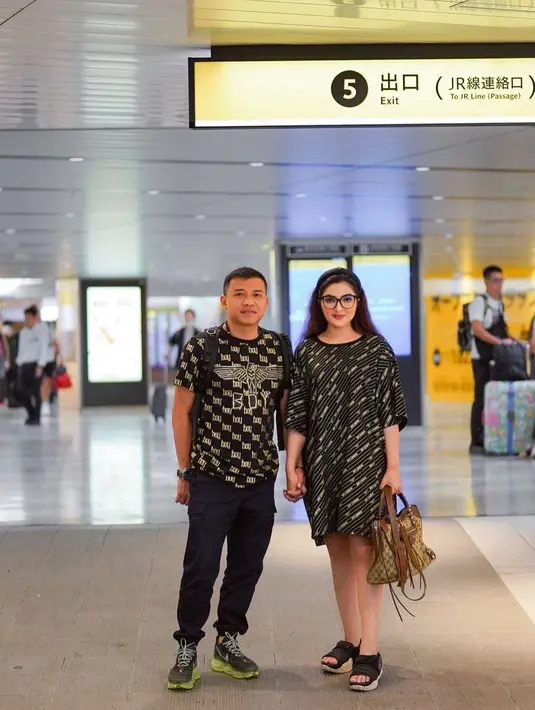 Kali ini berpose berduaan dan bergandengan tangan bersama sang suami Anang, Ashanty kembali mengenakan all black outfit. Dress lengan pendek berwarna hitam, dipadu dengan hand bag, dan sandal hitam, Ashanty tampil cantik walau tanpa makeup berlebihan dan membiarkan rambut panjangnya tergerai. Foto: Instagram.