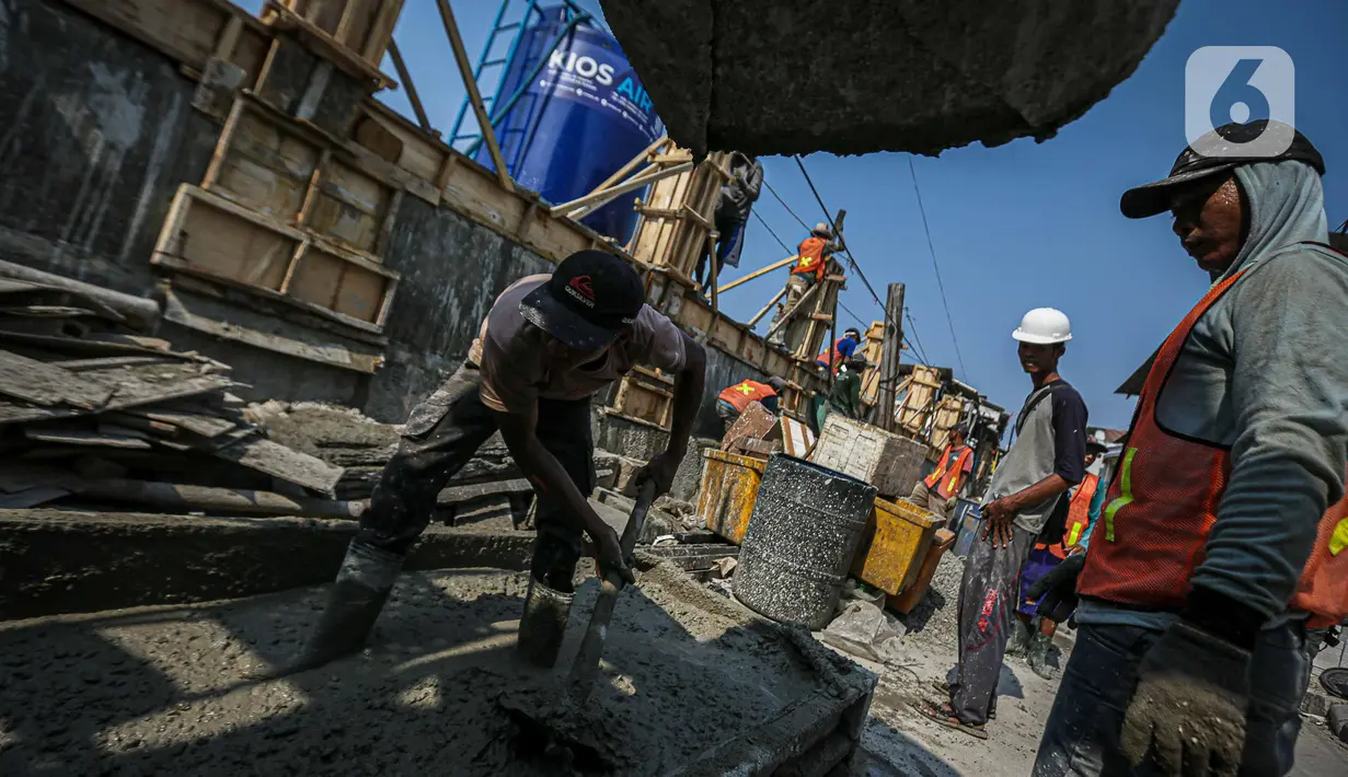 Proyek penambahan ketinggian tanggul sudah berjalan sekitar satu bulan. (Liputan6.com/Faizal Fanani)
