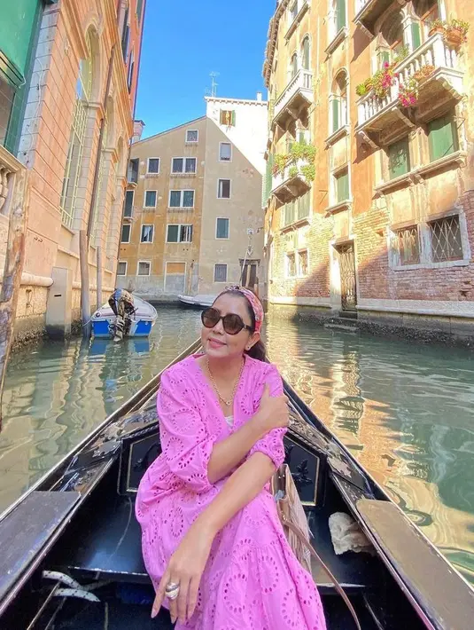 Selama di Venesia, Mayangsari tampil modis mengenakan outfit warna cerah @mayangsari_official.