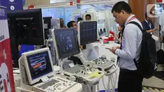 Pengunjung melihat alat kesehatan di Indonesia Hospital Expo 2019, Jakarta, Kamis (24/10/2019). Pameran diikuti 554 perusahaan dari Indonesia, AS, Belanda, China, India, Italia, Jepang, Korsel, Malaysia, Pakistan, Prancis, Singapura, Taiwan, Thailand dan Vietnam. (Liputan6.com/Angga Yuniar)