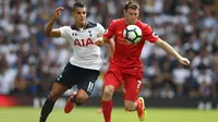 Gelandang Liverpool, James Milner, berusaha mengamankan bola dari gelandang Tottenham, Erik Lamela. Bermain sebagai tamau The Reds lebih menguasai jalannya laga dengan penguasaan bola 52 persen. (AFP/Justin Tallis)