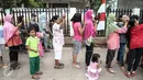 Antrean warga saat operasi pasar daging murah di Kantor Kecamatan Matraman, Jakarta, Senin (27/6). Pemprov DKI menjual daging ayam seharga Rp 10.000/kg dan sapi seharga Rp 50.000/Kg kepada pemegang KJP Sekolah Dasar (SD). (Liputan6.com/Faizal Fanani)