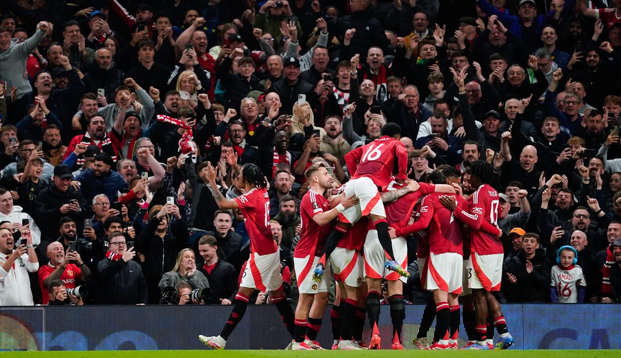 Hasil ini membuat MU berhak lolos ke final dengan kemenangan agregat 7-1 usai menang 3-0 di leg pertama. Di final, MU akan menghadapi sesama tim Inggris, Tottenham. (AP Photo/Dave Thompson)