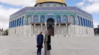 Maia Estianty bersama suami, Irwan Mussry sedang menikmati liburan di Israel. Salah satu yang dikunjungi perempuan tiga orang anak itu adalah Masjid Al Aqsa yang terletak di kota tua Jerusalem. Penampilan Maia istri Irwan Mussry itu beda dari biasanya. [Instagram/maiaestiantyreal]