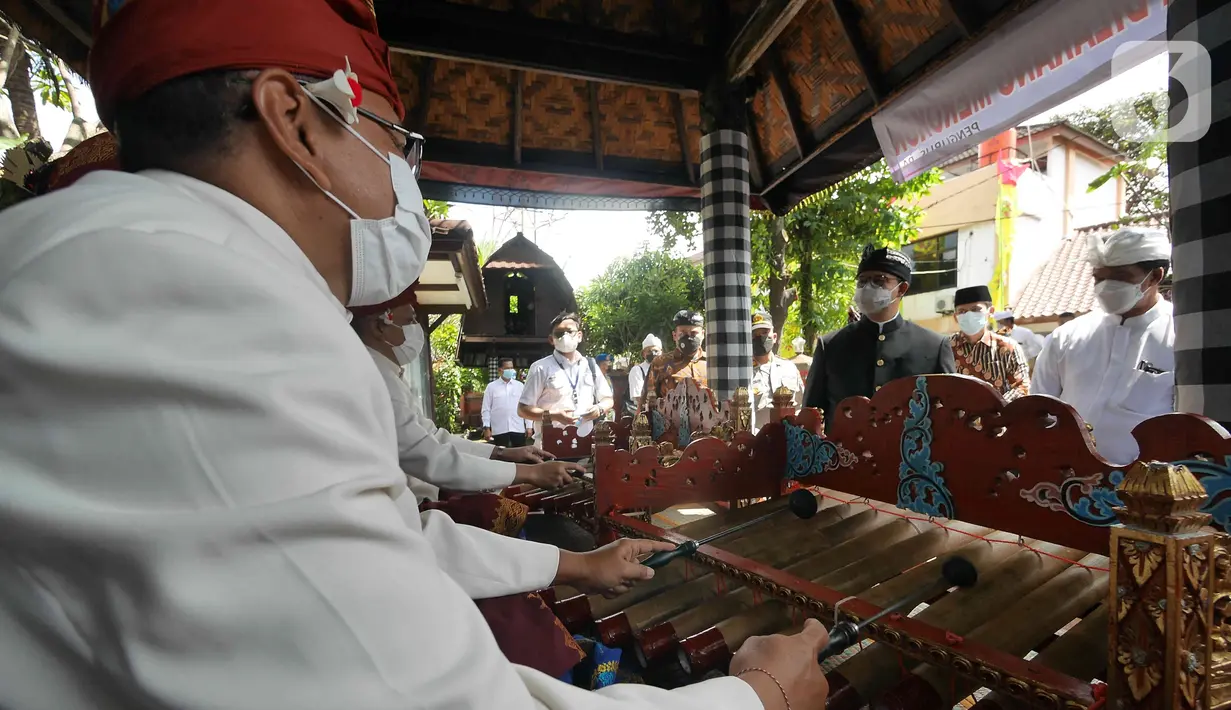 Gubernur DKI Jakarta, Anies Baswedan menyapa pengurus pura dan umat Hindu saat menghadiri Upacara Tawur Agung Kesanga di Pura Aditya Jaya, Pulo Gadung, Rabu (2/3/2022). Upacara Tawur Agung Kesanga merupakan perayaan jelang Hari Suci Nyepi yang jatuh pada Kamis (3/3). (Liputan6.com/Herman Zakharia)