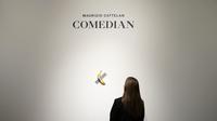 Karya pisang dilakban berjudul Comedian yang dibuat seniman Italia Maurizio Cattelan. (dok. TIMOTHY A. CLARY / AFP)