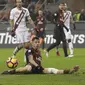 Kiper Torino,  Joe Hart (kanan) mengamankan gawangnya dari tembakan pemain AC Milan, Gianluca Lapadula pada laga Coppa Italia di San Siro stadium, Milan (12/1/2017). Milan menang 2-1. (AP/Antonio Calanni)