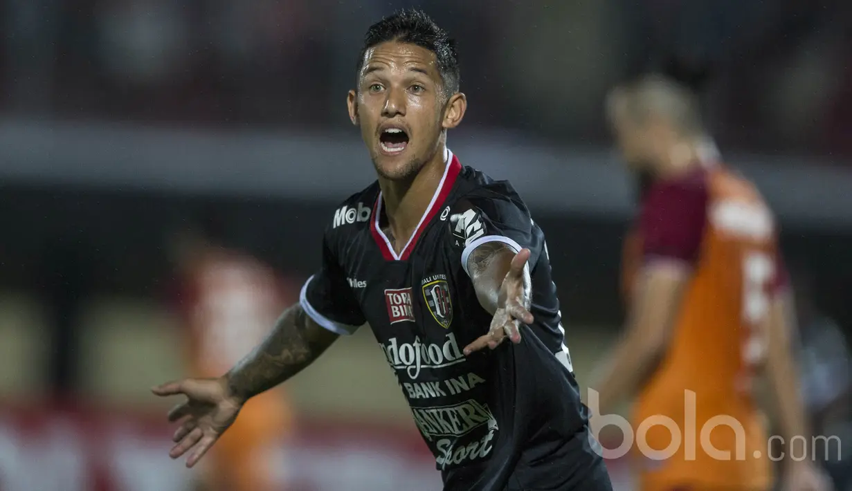 Ekspresi pemain Bali United FC, Irfan Bachdim yang memprotes keputusan wasit ketika melawan Borneo FC pada laga Piala Presiden 2017 di Stadion I Wayan Dipta, Bali, Senin (13/2/2017). (Bola.com/Vitalis Yogi Trisna)