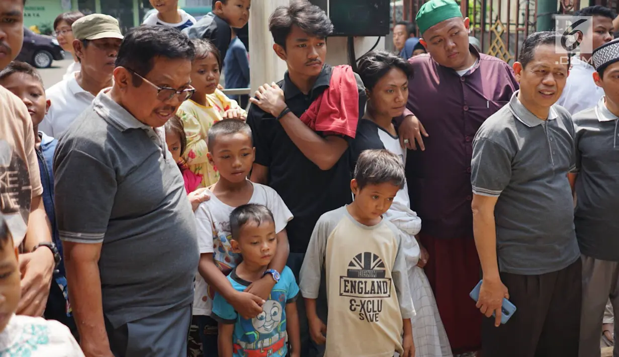Warga melihat proses penyembelihan hewan kurban pada Idul Adha 1440 H di halaman Masjid Sunda Kelapa, Jakarta, Minggu (11/8/2019). Setiap tahun, Masjid Sunda Kelapa rutin melakukan penyembelihan hewan kurban yang berasal dari masyarakat. (Liputan6.com/Immanuel Antonius)