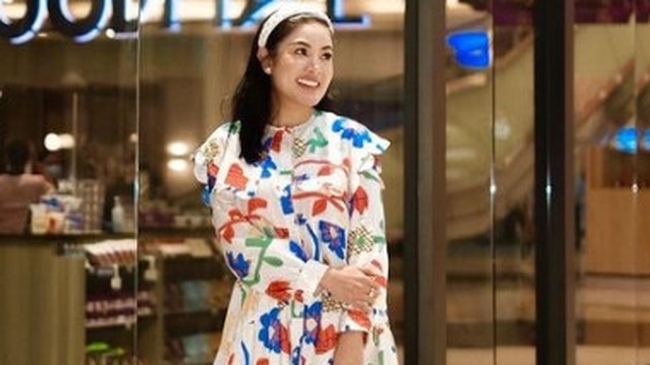 6 Penampilan Nindy Ayunda Berbalut Busana Penuh Warna dan Corak