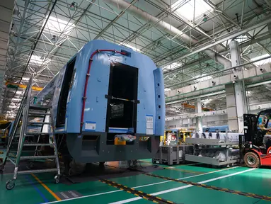 Teknisi bekerja di lini produksi kereta cepat CRRC Tangshan Co., Ltd. di Kota Tangshan, Provinsi Hebei, China, 16 Juli 2020. Kapasitas produksi perusahaan ini telah pulih dari efek COVID-19 berkat bantuan pemerintah lokal untuk memenuhi pesanan dari China maupun luar China. (Xinhua/Xing Guangli)