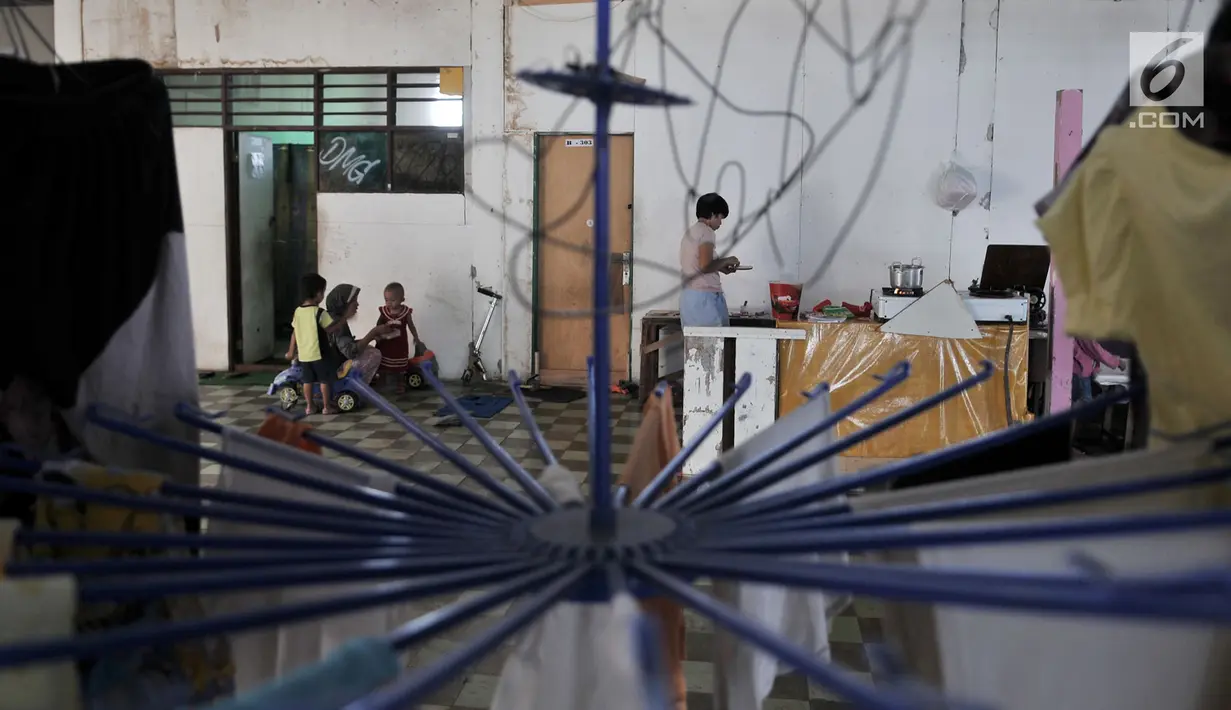 Aktivitas penghuni Wisma Ciliwung, Jakarta, Senin (17/9). Selain tak terawat, kondisi sejumlah bangunan Wisma Ciliwung juga terlihat rapuh. (Merdeka.com/Iqbal Nugroho)