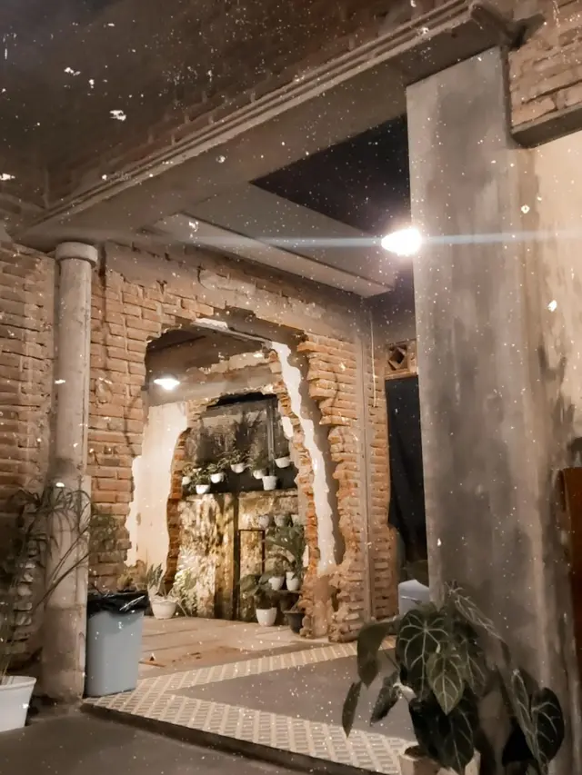 Potret Desain Interior Coffeshop Bergaya Unfinished, Bikin Warganet Was-was