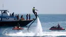 Seorang anggota Sea Doo Club Indonesia melakukan atraksi fly board yang mengibur saat peringatan HUT Kemerdekaan RI ke 71 di Kepulauan Seribu, Jakarta Utara, Rabu (17/8). (Rahmat).  