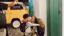 Pamer momen kebersamaan manis bareng Jared Ali, Beby Tsabina disebut ‘Mamaable’ oleh warganet. Bersinar lewat prestasinya, banyak penggemar yang tak sabar menyaksikan karya artis yang awali kariernya tahun 2015 ini. Dalam film ini, Beby juga adu akting bareng Vino G Bastian yang adalah ayahnya, film tersebut merupakan film pertama Beby bareng aktor populer sekaligus suami Marsha Timothy itu. (Liputan6.com/IG@bebytsabina)