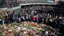 Orang-orang berkerumun di lokasi terjadinya serangan truk di Stockholm, Swedia, Minggu (9/4). Sebuah truk yang dibajak menabrakkan diri ke kerumunan pejalan kaki pada Sabtu (8/4) dan menewaskan empat orang. (AP Photo / Markus Schreiber)