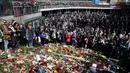 Orang-orang berkerumun di lokasi terjadinya serangan truk di Stockholm, Swedia, Minggu (9/4). Sebuah truk yang dibajak menabrakkan diri ke kerumunan pejalan kaki pada Sabtu (8/4) dan menewaskan empat orang. (AP Photo / Markus Schreiber)