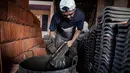 Untuk diketahui, wilayah Jatiwangi yang terletak di Kabupaten Majalengka yang berjarak hampir 200 kilometer dari Jakarta, dikenal sebagai pusat produksi genteng tanah liat terbesar di Indonesia. (Aditya Irawan/AFP)