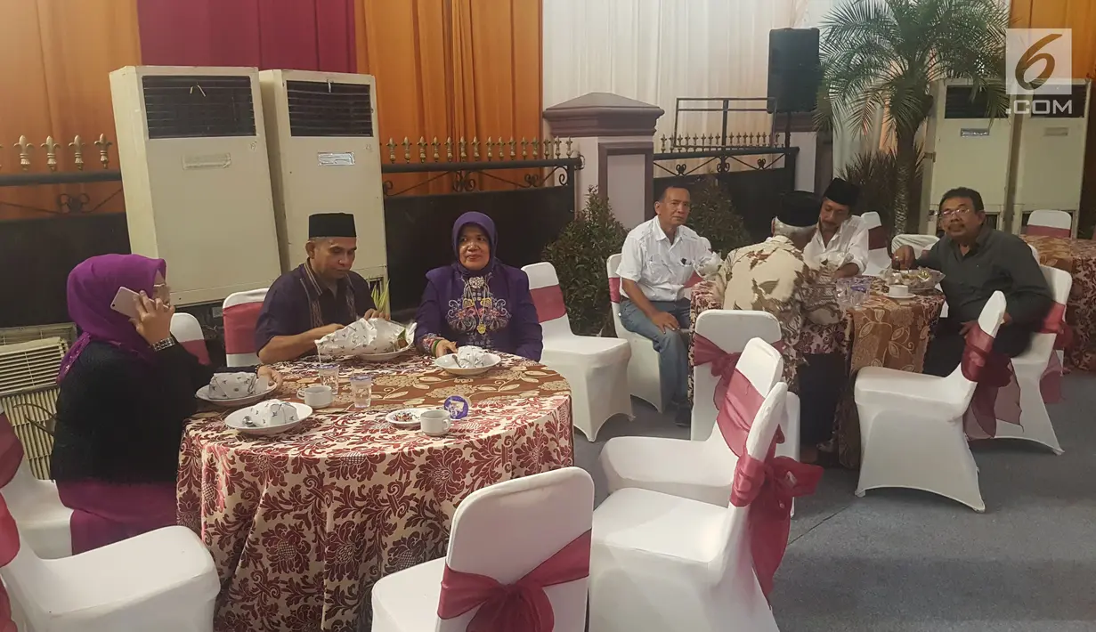 Sejumlah sanak keluarga berkumpul di lokasi acara adat pemberian marga untuk Kahiyang Ayu di kediaman Doli Sinomba Siregar, Medan (20/11). (Liputan6.com/Aditya Eka)