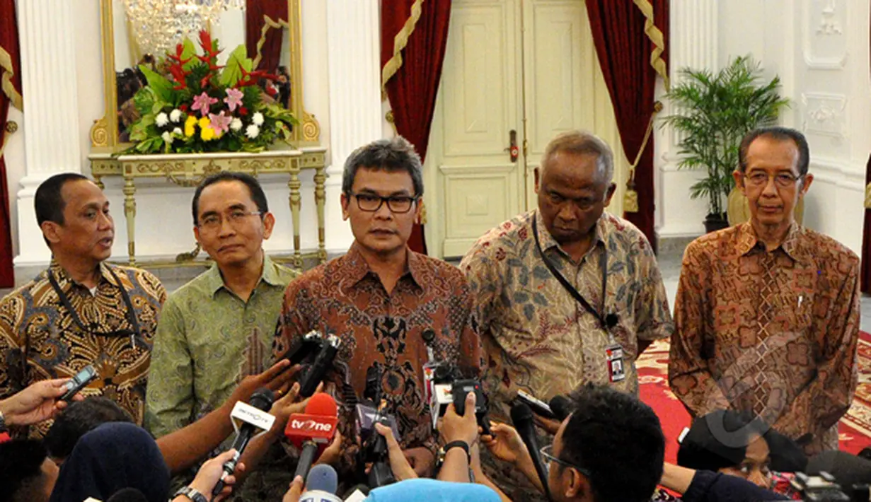 Presiden Joko Widodo menerima lima pimpinan KPK Taufiqurrahman Ruki (kedua dari kanan) bersama Indriyanto Senoadji, Johan Budi SP, Zulkarnaen dan Adnan Pandu Praja di Istana Merdeka, Jakarta Jumat (27/2/2015). (Liputan6.com/Faizal Fanani