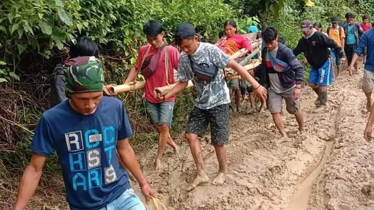 Ibu hamil ditandu