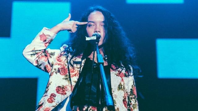 6 Potret Tarapti Ikhtiar Vokalis Svmmerdose yang Bergaya Nyentrik