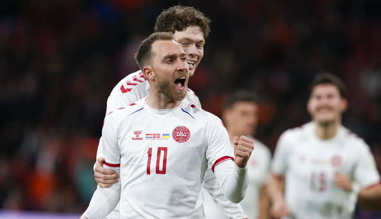 Pemain Denmark Christian Eriksen melakukan selebrasi usai mencetak gol ke gawang Belanda pada pertandingan persahabatan di Johan Cruyff ArenA, Amsterdam, Belanda, 26 Maret 2022. Belanda menang 4-2. (AP Photo/Peter Dejong)