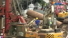 Proses perbaikan diperkirakan memakan waktu 16 jam dengan menggunakan alat berat milik PT Adhi Karya.
