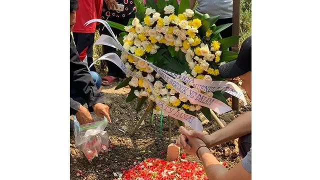 7 Momen Saat Bima Aryo Ziarah ke Makam ART yang Tewas Diserang Anjingnya