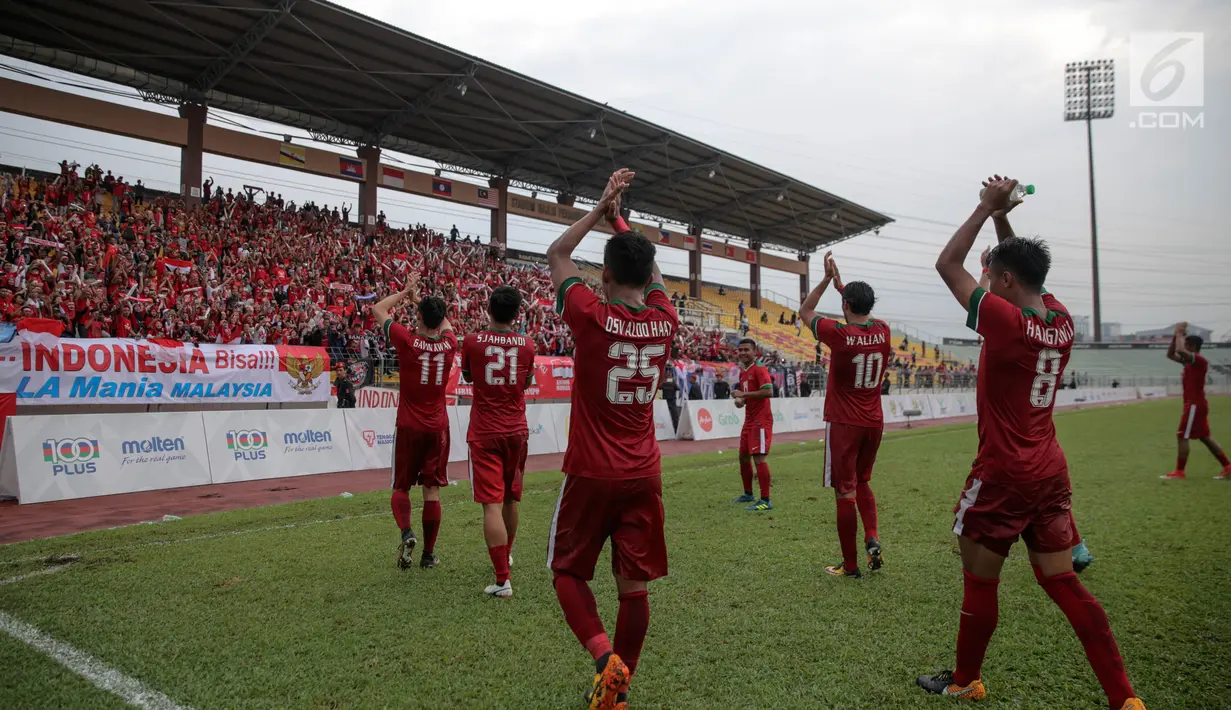 Pemain timnas U-22 memberikan tepuk tangan kepada suporter usai menang melawan Myanmar dalam perebutan medali perunggu Sea Games 2017 di Stadion MPS, Selayang, Malaysia, Selasa (29/8). Indonesia menang dengan skor 3-1. (Liputan6.com/Faizal Fanani)