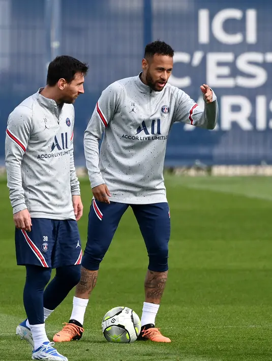 <p>Pemain depan Paris Saint-Germain Neymar (kanan) bereaksi di sebelah Lionel Messi selama sesi latihan di tempat latihan klub Camp des Loges di Saint-Germain-en-Laye, barat Paris, Kamis (28/4/2022). Juara Ligue 1 yang baru dinobatkan PSG akan dijamu oleh Strasbourg pada pekan ke-35 Ligue 1 2021/22, Sabtu 30 April 2022, di Stade de la Meinau. (FRANCK FIFE / AFP)</p>