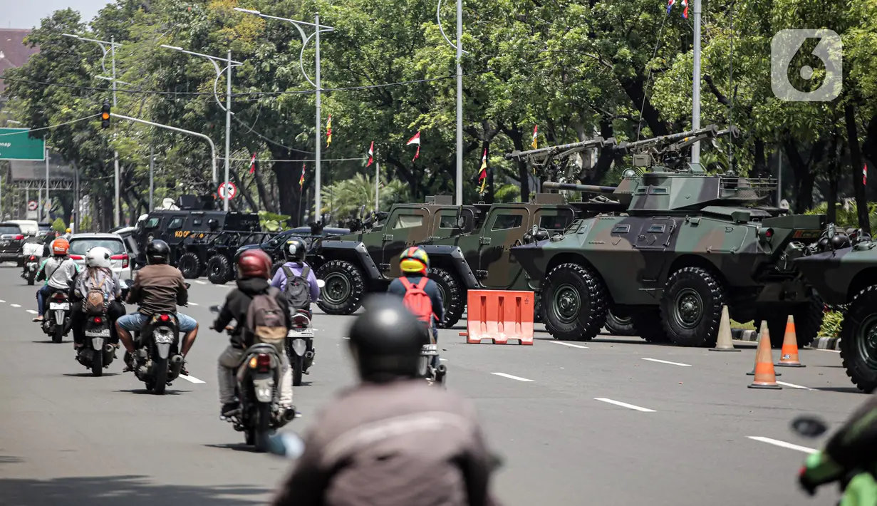 Kondisi lalu lintas saat sejumlah kendaraan alat utama sistem senjata (alutsista) TNI berjajar di kawasan Istana Merdeka, Jakarta, Selasa (4/10/2022). Kegiatan ini dalam rangka HUT ke-77 TNI yang akan berlangsung di Istana Merdeka pada 5 Oktober besok. (Liputan6.com/Faizal Fanani)