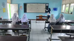 Hal tersebut diduga sebagai dampak Keputusan Gubernur Jabar Nomor 463.1/Kep.323-Disdik/2025 tentang Petunjuk Teknis Pencegahan Anak Putus Sekolah ke Jenjang Pendidikan Menengah di Provinsi Jawa Barat. (merdeka.com/Arie Basuki)