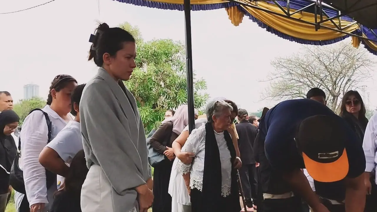 Michelle Joan menangis saat memakamkan ibundanya di TPU Tanah Kusir (Liputan6.com - M Altaf Jauhar)
