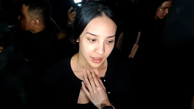 Anya Geraldine melayat Vidi Aldiano. (M Altaf Jauhar/ Liputan6.com)